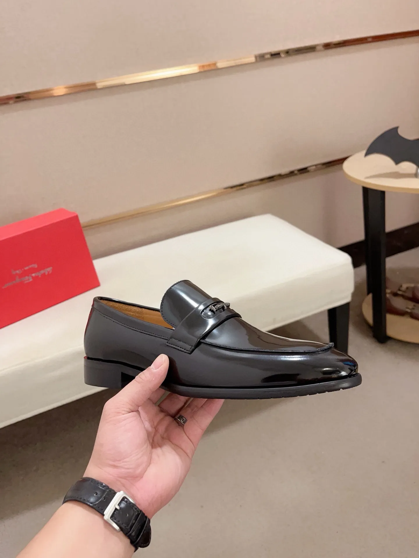 Men's shoes💰: 520💰 High version Ferragamo quality! 🆕🆕Exclusive hot-selling products in stock🔥🔥New products on the shelves, high-quality shoes, high-end driving shoes, with complete packaging! 💪 💪 Material: imported patented cowhide 🐂 + imported high-quality water-dyed cowhide lining + wear-resistant outsole 👍🏻👍🏻 Features: high-end and comfortable, purely handmade 🚀 🚀 Create the perfect shoes that suit you best 🔥 🔥 Size: (38-44) Can be customized 45 non-returnable!